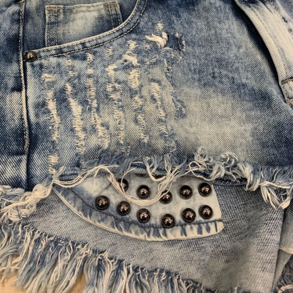 Antigo: Jean Studded Shorts, Size 26 - Picture 2 of 5